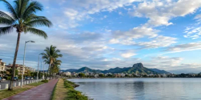 Imagem jornalística sobre a previsão do tempo em Maricá nesta quarta-feira, marcada por tempo seco, redução das nuvens e elevação gradual da temperatura