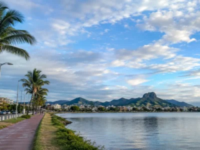 Imagem jornalística sobre a previsão do tempo em Maricá nesta quarta-feira, marcada por tempo seco, redução das nuvens e elevação gradual da temperatura