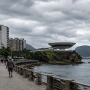 Imagem jornalística sobre a previsão do tempo em Niterói nesta terça-feira, marcada por temperaturas amenas, grande nebulosidade e pouca chuva prevista