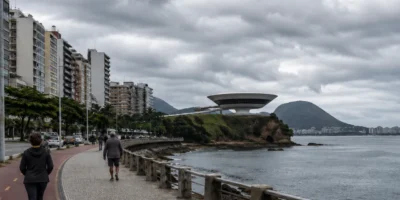 Imagem jornalística sobre a previsão do tempo em Niterói nesta terça-feira, marcada por temperaturas amenas, grande nebulosidade e pouca chuva prevista