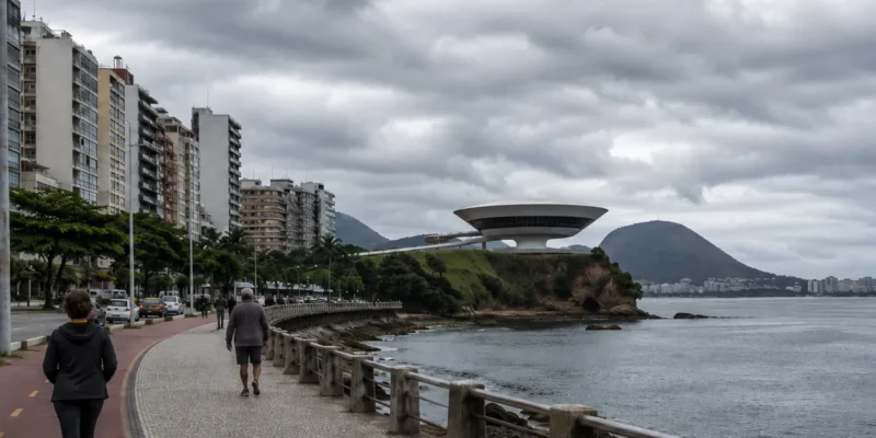 Imagem jornalística sobre a previsão do tempo em Niterói nesta terça-feira, marcada por temperaturas amenas, grande nebulosidade e pouca chuva prevista