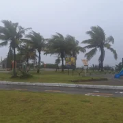 Imagem jornalística sobre a previsão do tempo em Niterói, com aviso de vendaval neste domingo e queda das temperaturas durante o início da semana