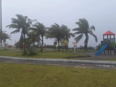 Imagem jornalística sobre a previsão do tempo em Niterói, com aviso de vendaval neste domingo e queda das temperaturas durante o início da semana
