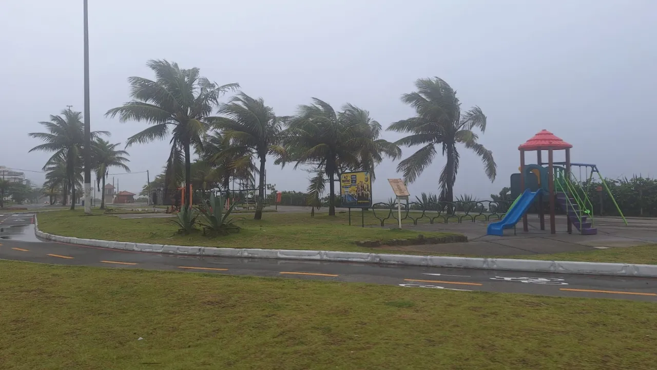 Imagem jornalística sobre a previsão do tempo em Niterói, com aviso de vendaval neste domingo e queda das temperaturas durante o início da semana