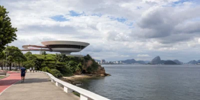 Imagem jornalística sobre a previsão do tempo em Niterói nesta quarta-feira, marcada por elevação da temperatura, muitas nuvens e ausência de chuva