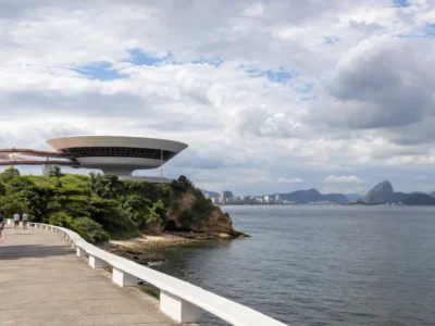 Imagem jornalística sobre a previsão do tempo em Niterói nesta quarta-feira, marcada por elevação da temperatura, muitas nuvens e ausência de chuva
