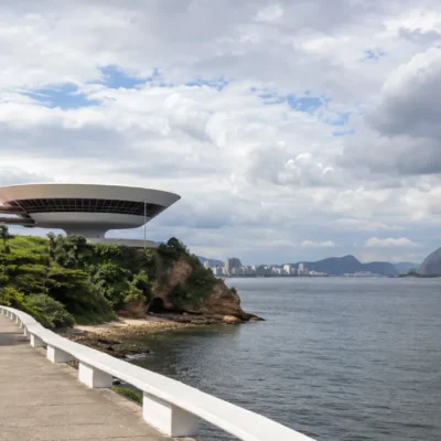 Imagem jornalística sobre a previsão do tempo em Niterói nesta quarta-feira, marcada por elevação da temperatura, muitas nuvens e ausência de chuva