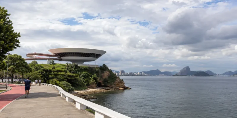 Imagem jornalística sobre a previsão do tempo em Niterói nesta quarta-feira, marcada por elevação da temperatura, muitas nuvens e ausência de chuva