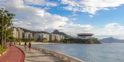 Imagem jornalística sobre a previsão do tempo em Niterói nesta quinta-feira, marcada por forte aquecimento, tempo seco e maior presença do sol durante a tarde