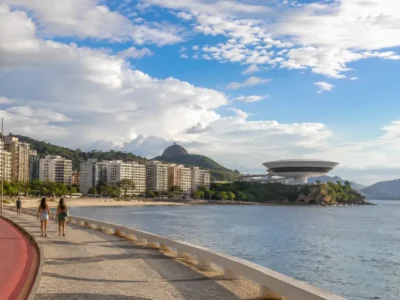 Imagem jornalística sobre a previsão do tempo em Niterói nesta quinta-feira, marcada por forte aquecimento, tempo seco e maior presença do sol durante a tarde
