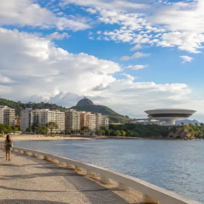 Imagem jornalística sobre a previsão do tempo em Niterói nesta quinta-feira, marcada por forte aquecimento, tempo seco e maior presença do sol durante a tarde