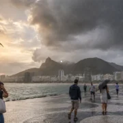 Imagem jornalística para ilustrar a previsão do tempo no Rio de Janeiro neste domingo (9), quando a capital ainda pode registrar temperaturas de até 34°C antes da mudança provocada pela aproximação de uma frente fria