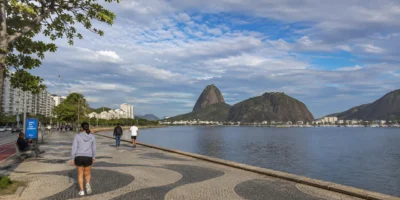 Imagem jornalística sobre a previsão do tempo no Rio de Janeiro nesta quarta-feira, marcada por redução das nuvens, elevação da temperatura e ausência de chuva