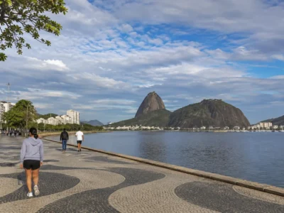 Imagem jornalística sobre a previsão do tempo no Rio de Janeiro nesta quarta-feira, marcada por redução das nuvens, elevação da temperatura e ausência de chuva