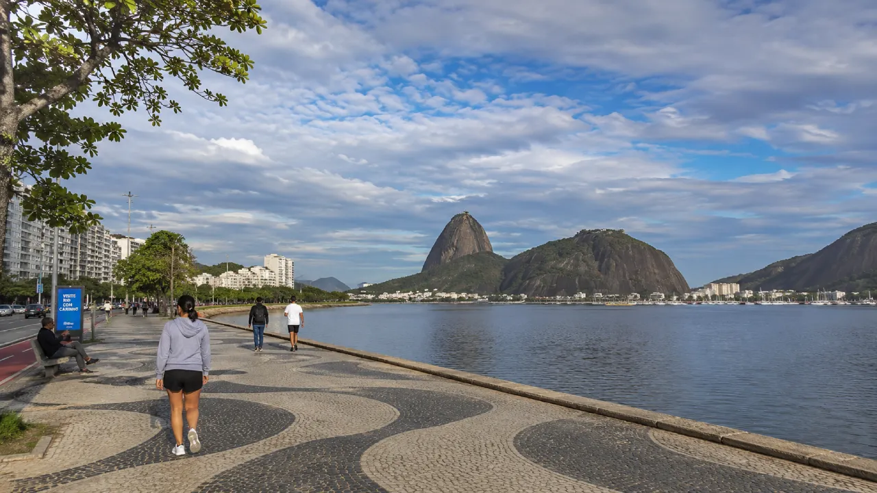 Imagem jornalística sobre a previsão do tempo no Rio de Janeiro nesta quarta-feira, marcada por redução das nuvens, elevação da temperatura e ausência de chuva