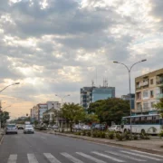 Imagem jornalística sobre a previsão do tempo em São Gonçalo nesta quarta-feira, marcada por tempo seco, muitas nuvens e elevação da temperatura