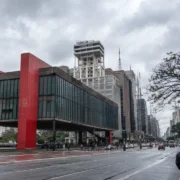 Imagem jornalística sobre a previsão do tempo em São Paulo nesta terça-feira, marcada por frio, céu encoberto e pequena variação de temperatura