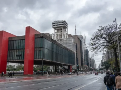 Imagem jornalística sobre a previsão do tempo em São Paulo nesta terça-feira, marcada por frio, céu encoberto e pequena variação de temperatura