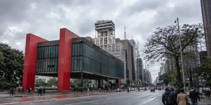 Imagem jornalística sobre a previsão do tempo em São Paulo nesta terça-feira, marcada por frio, céu encoberto e pequena variação de temperatura