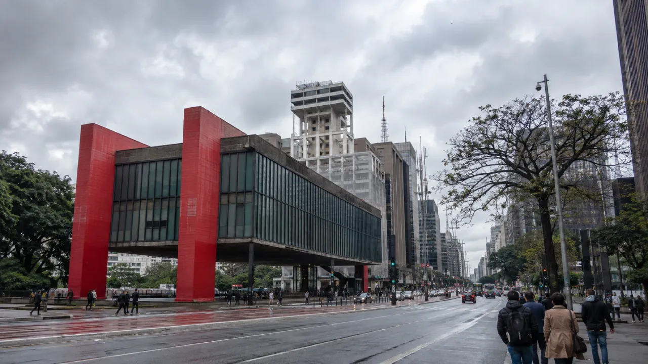 Imagem jornalística sobre a previsão do tempo em São Paulo nesta terça-feira, marcada por frio, céu encoberto e pequena variação de temperatura