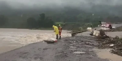 Nuvens carregadas anunciam tempestade durante alerta meteorológico para a Região Sul