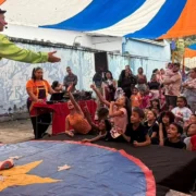 Crianças participam de programação infantil gratuita da Caravana de Arte e Lazer em São Gonçalo