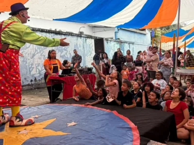 Crianças participam de programação infantil gratuita da Caravana de Arte e Lazer em São Gonçalo