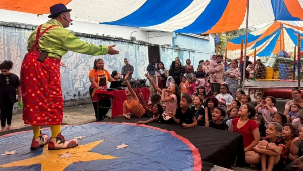 Crianças participam de programação infantil gratuita da Caravana de Arte e Lazer em São Gonçalo