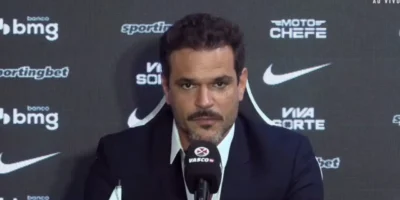 Facundo Colidio e Santiago Sosa durante apresentação como jogadores do Vasco. O clube segue no mercado em busca de reforços para defesa, meio-campo e ataque