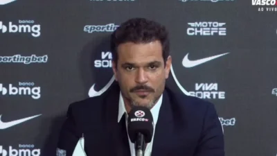 Facundo Colidio e Santiago Sosa durante apresentação como jogadores do Vasco. O clube segue no mercado em busca de reforços para defesa, meio-campo e ataque