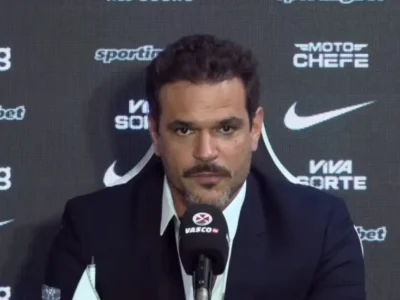 Facundo Colidio e Santiago Sosa durante apresentação como jogadores do Vasco. O clube segue no mercado em busca de reforços para defesa, meio-campo e ataque
