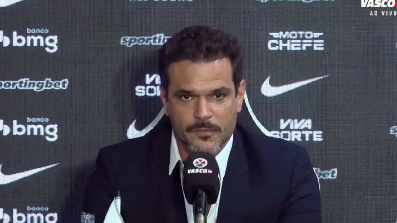 Facundo Colidio e Santiago Sosa durante apresentação como jogadores do Vasco. O clube segue no mercado em busca de reforços para defesa, meio-campo e ataque