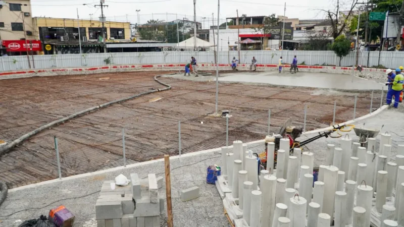 Obra do novo parque infantil na Praça da Trindade, em São Gonçalo, com piso em concretagem