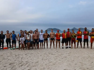 Guarda-vidas realizam resgate no mar da Barra da Tijuca, no Rio