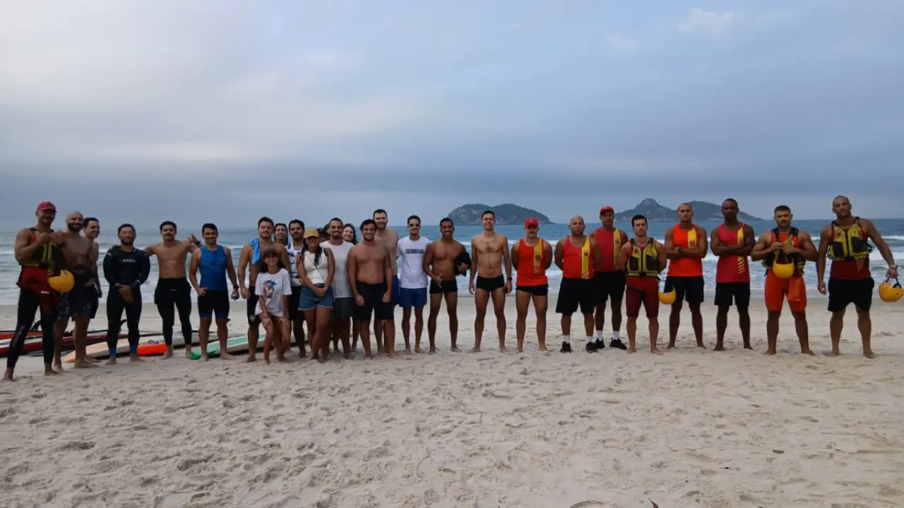 Guarda-vidas realizam resgate no mar da Barra da Tijuca, no Rio