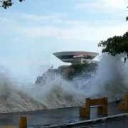 Imagem jornalística sobre a ressaca prevista para a Região Oceânica de Niterói, com aviso da Marinha válido a partir da noite de segunda-feira