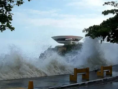 Imagem jornalística sobre a ressaca prevista para a Região Oceânica de Niterói, com aviso da Marinha válido a partir da noite de segunda-feira