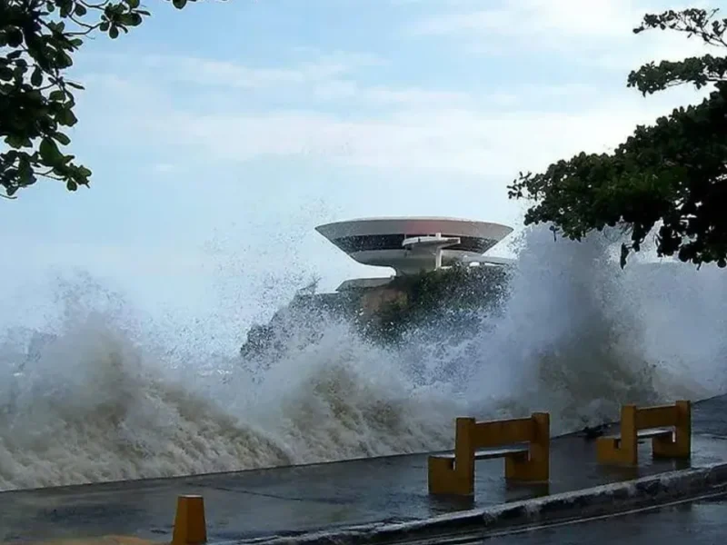 Imagem jornalística sobre a ressaca prevista para a Região Oceânica de Niterói, com aviso da Marinha válido a partir da noite de segunda-feira