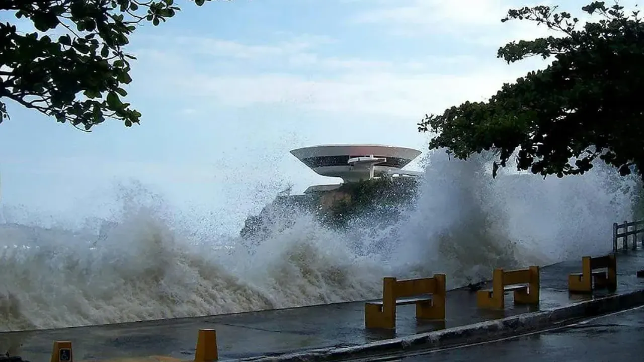 Imagem jornalística sobre a ressaca prevista para a Região Oceânica de Niterói, com aviso da Marinha válido a partir da noite de segunda-feira