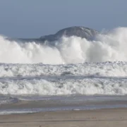 Imagem do litoral do Rio com ondas grandes previstas a partir de segunda-feira