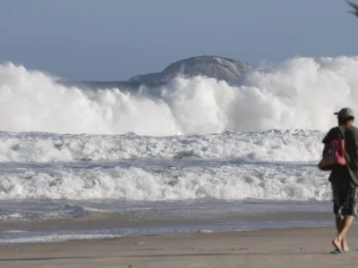Imagem do litoral do Rio com ondas grandes previstas a partir de segunda-feira