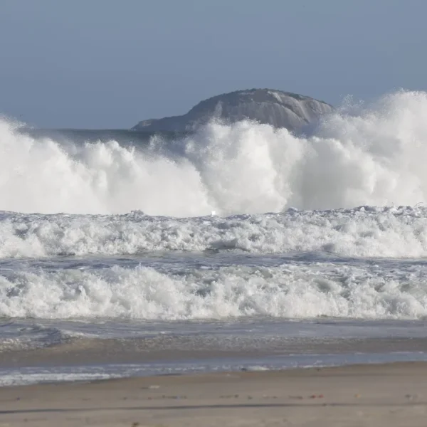 Imagem do litoral do Rio com ondas grandes previstas a partir de segunda-feira