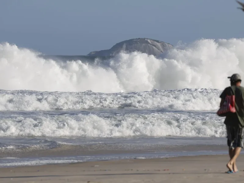 Imagem do litoral do Rio com ondas grandes previstas a partir de segunda-feira