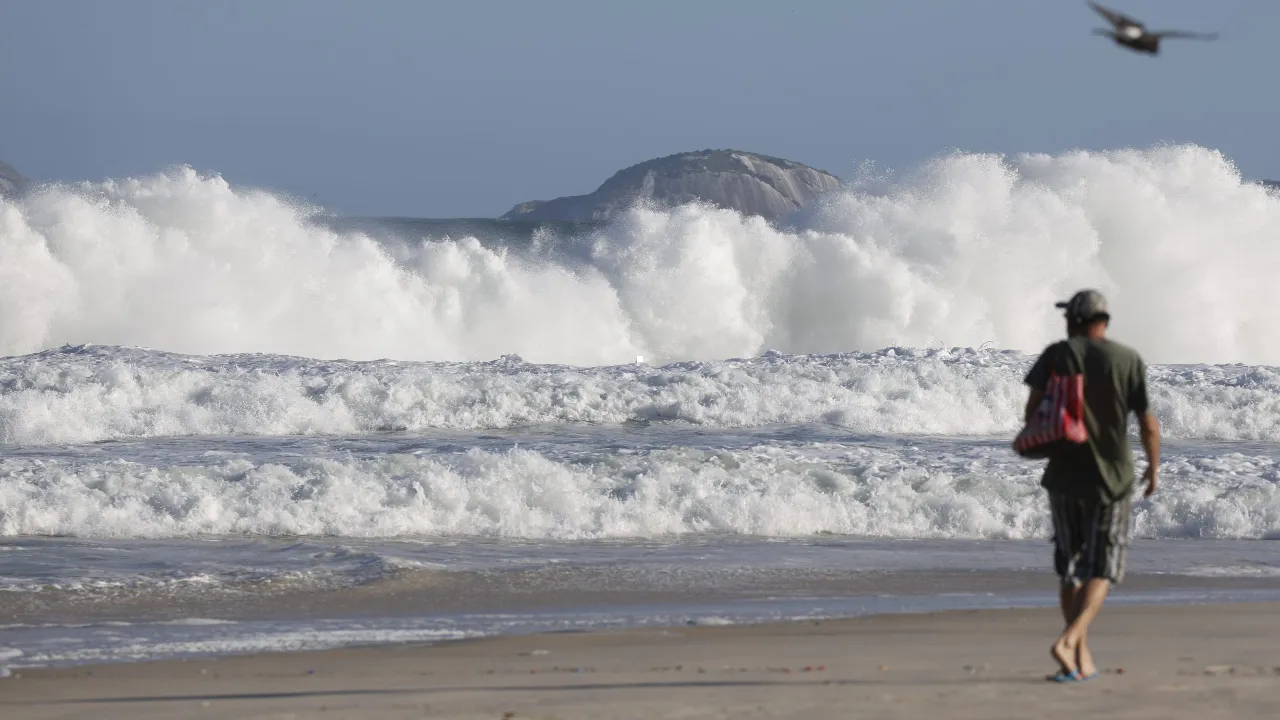 Imagem do litoral do Rio com ondas grandes previstas a partir de segunda-feira