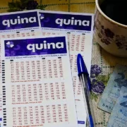 Concurso 7105 da Quina, com resultado dos números sorteados na domingo, 30/08, bem como prêmios de todas as faixas de acerto. Soma do total de apostas realizadas, e análises econômicas, financeiras e lotéricas tanto sobre as ganhadoras quanto perdedoras, com base na arrecadação | Criação: Enzo Carvalho com IA
