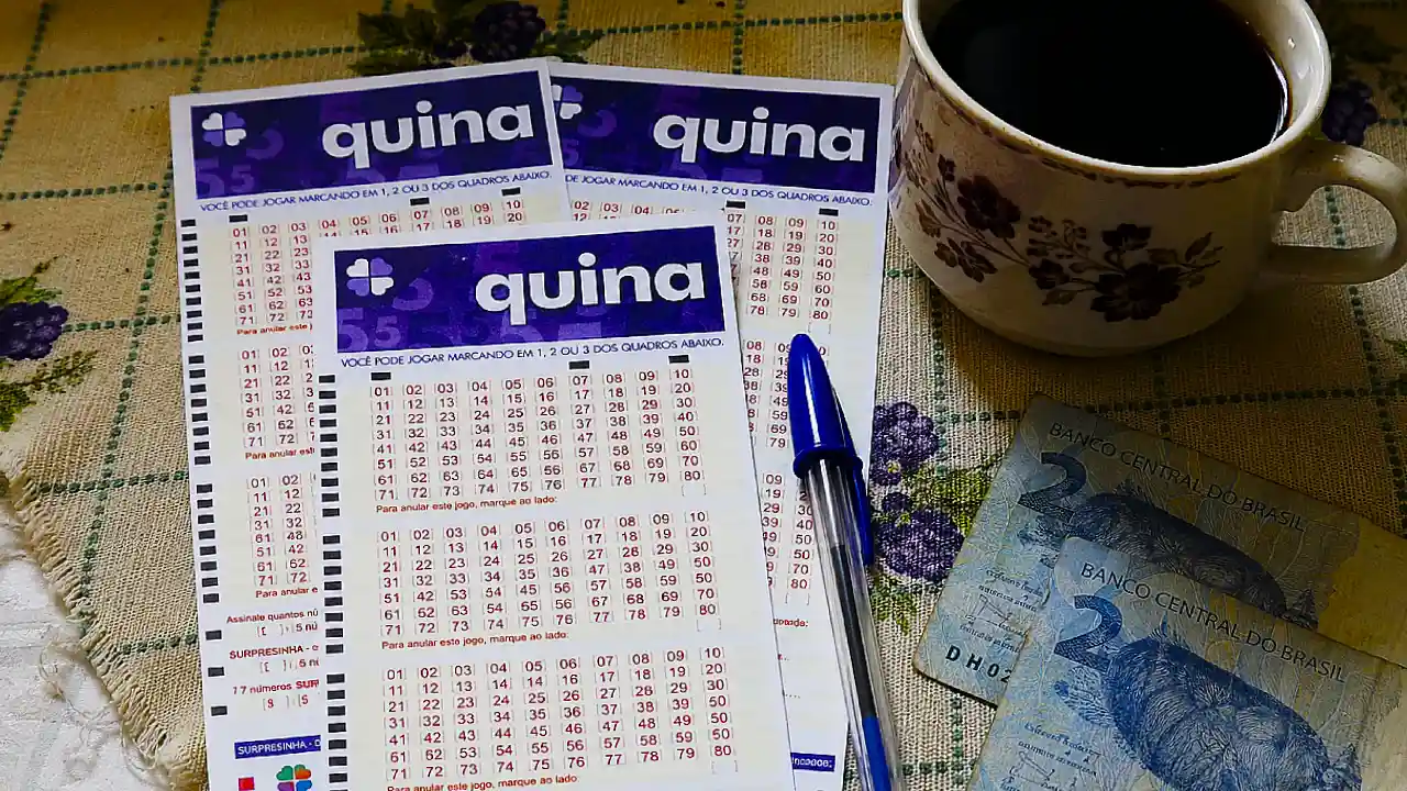 Concurso 7105 da Quina, com resultado dos números sorteados na domingo, 30/08, bem como prêmios de todas as faixas de acerto. Soma do total de apostas realizadas, e análises econômicas, financeiras e lotéricas tanto sobre as ganhadoras quanto perdedoras, com base na arrecadação | Criação: Enzo Carvalho com IA