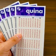 Concurso 7103 da Quina, com resultado dos números sorteados na quinta-feira, 27/08, bem como prêmios de todas as faixas de acerto. Soma do total de apostas realizadas, e análises econômicas, financeiras e lotéricas tanto sobre as ganhadoras quanto perdedoras, com base na arrecadação | Criação: Enzo Carvalho com IA