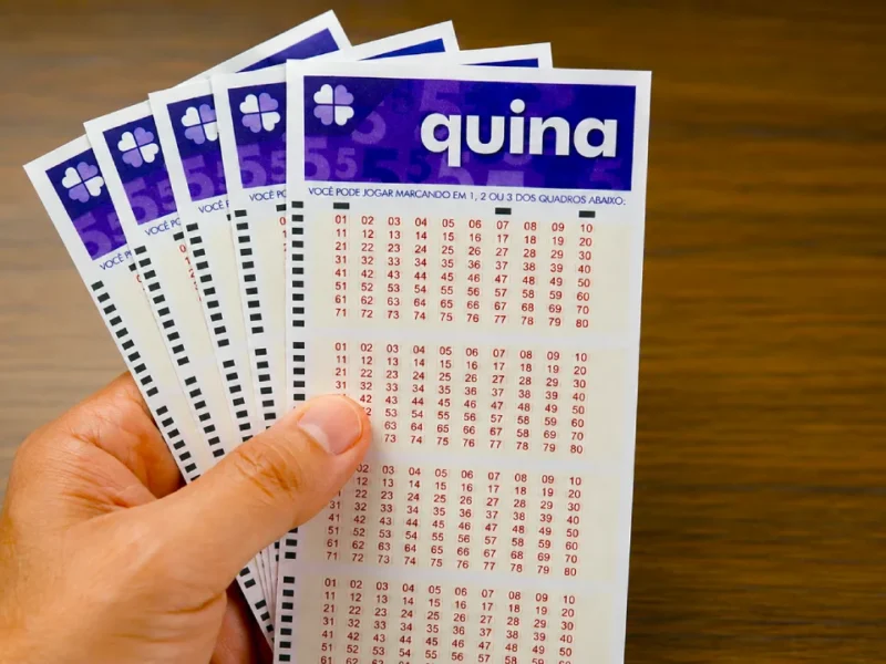 Concurso 7103 da Quina, com resultado dos números sorteados na quinta-feira, 27/08, bem como prêmios de todas as faixas de acerto. Soma do total de apostas realizadas, e análises econômicas, financeiras e lotéricas tanto sobre as ganhadoras quanto perdedoras, com base na arrecadação | Criação: Enzo Carvalho com IA