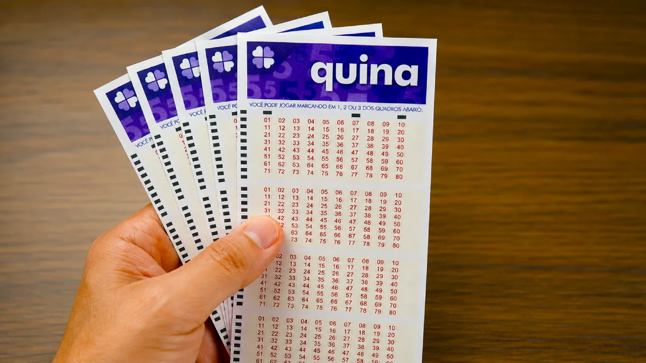 Concurso 7103 da Quina, com resultado dos números sorteados na quinta-feira, 27/08, bem como prêmios de todas as faixas de acerto. Soma do total de apostas realizadas, e análises econômicas, financeiras e lotéricas tanto sobre as ganhadoras quanto perdedoras, com base na arrecadação | Criação: Enzo Carvalho com IA