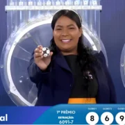 Garota da Sorte da Caixa exibe a última bola do sorteio do resultado completo do concurso 6091-7 da Loteria Federal, referente à Extração de quarta-feira, 12/08, com todas as dezenas de milhar do sorteio 1º, 2º, 3º, 4º, 5º prêmio